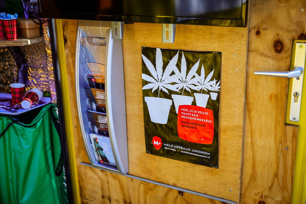 Hennepkwekerij nagebootst in container