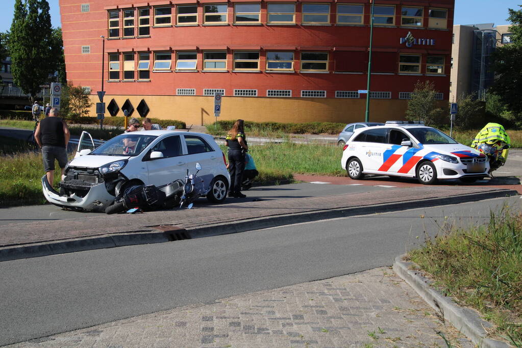 Scooterrijder aangereden op rotonde
