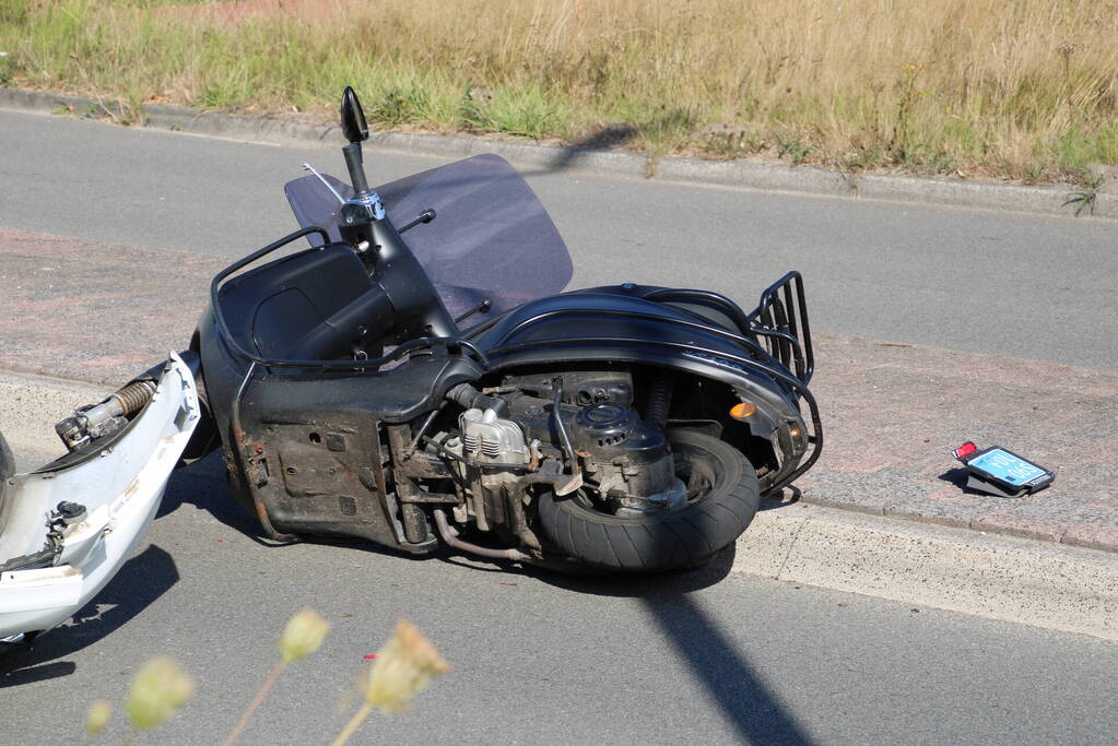 Scooterrijder aangereden op rotonde