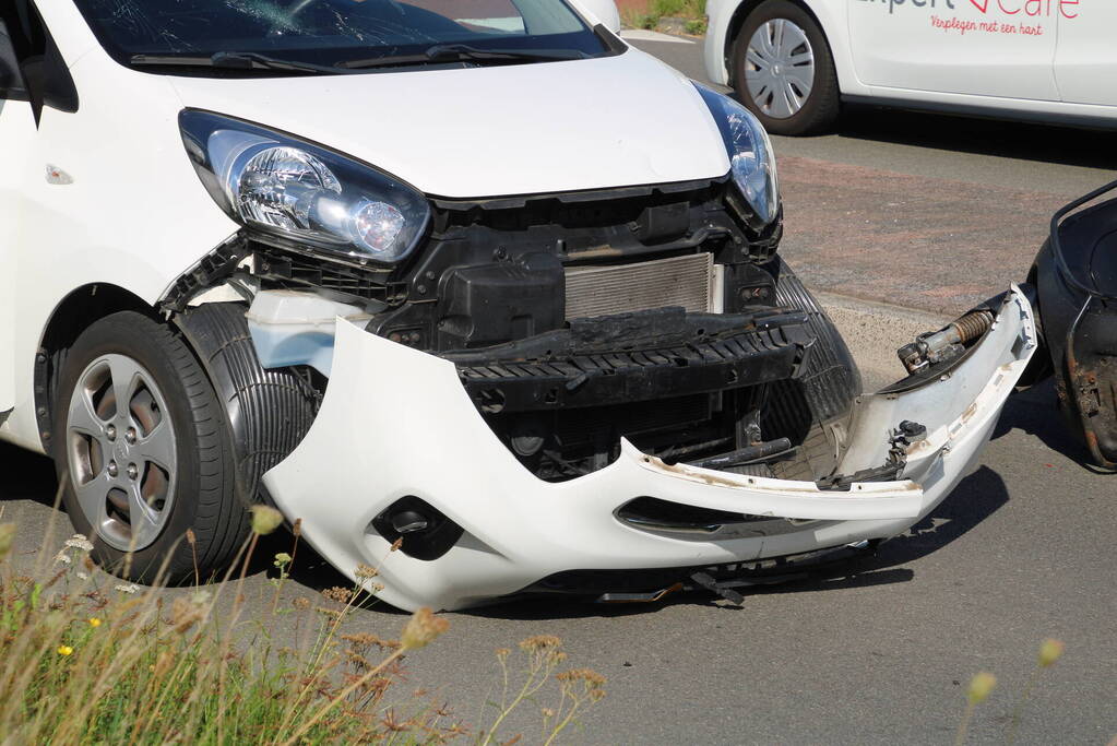 Scooterrijder aangereden op rotonde