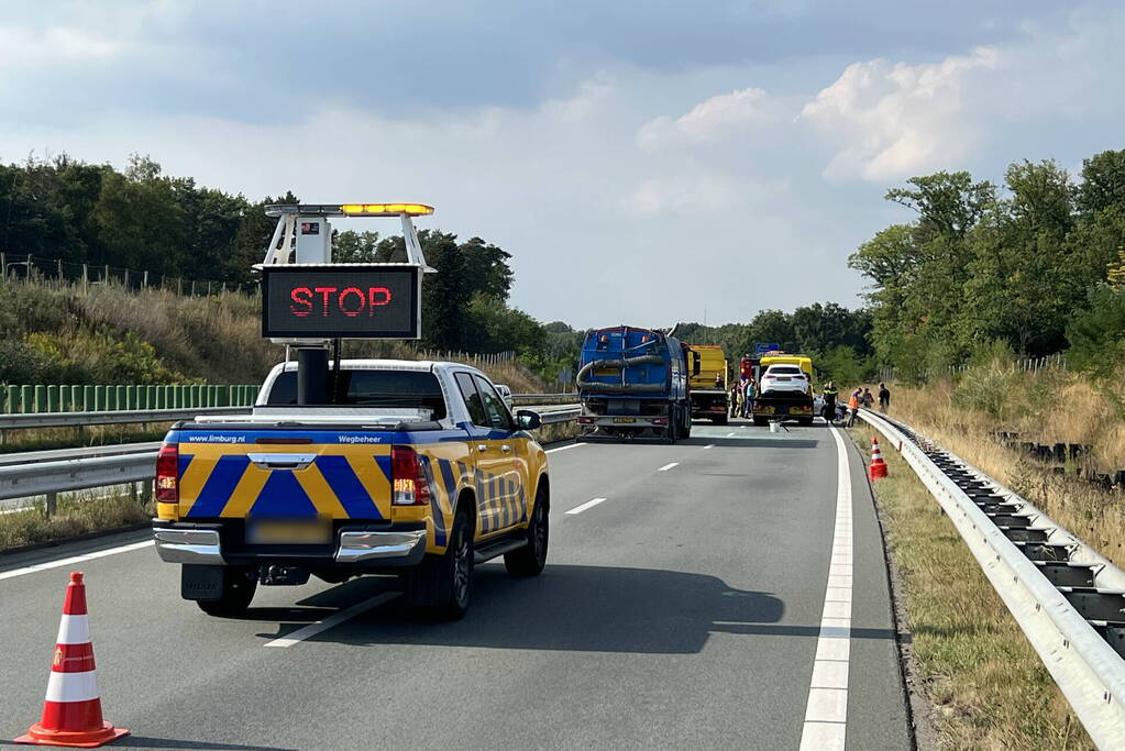 Twee personenwagens botsen op elkaar
