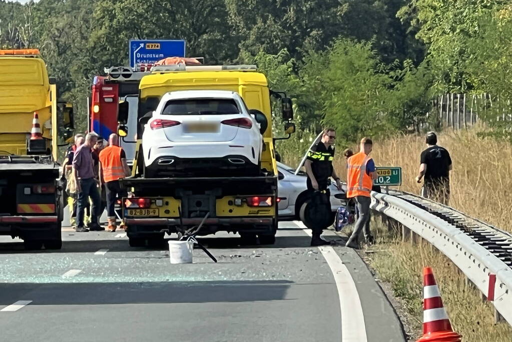 Twee personenwagens botsen op elkaar