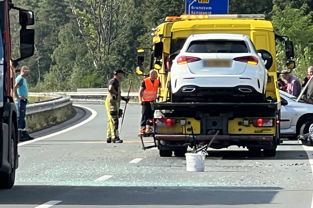 Twee personenwagens botsen op elkaar
