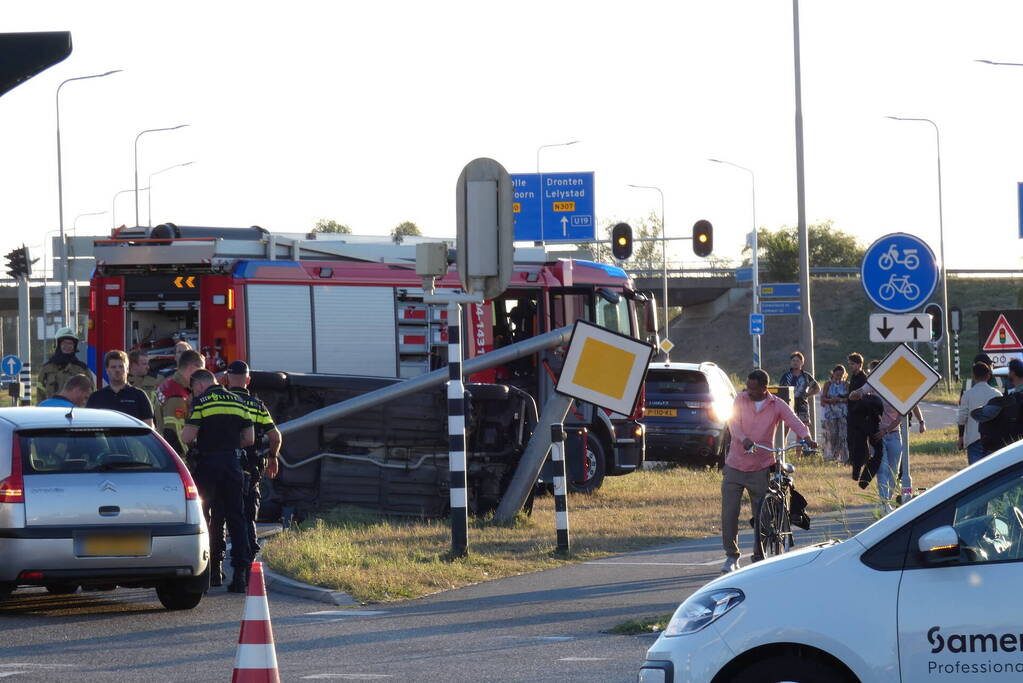 Auto op zijn kant na ongeval