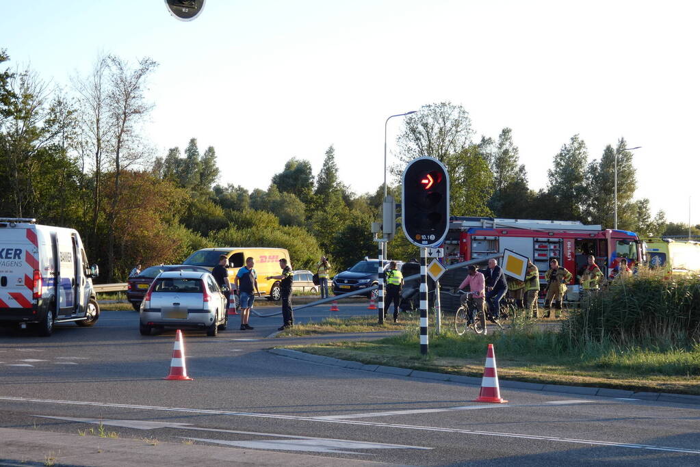 Auto op zijn kant na ongeval