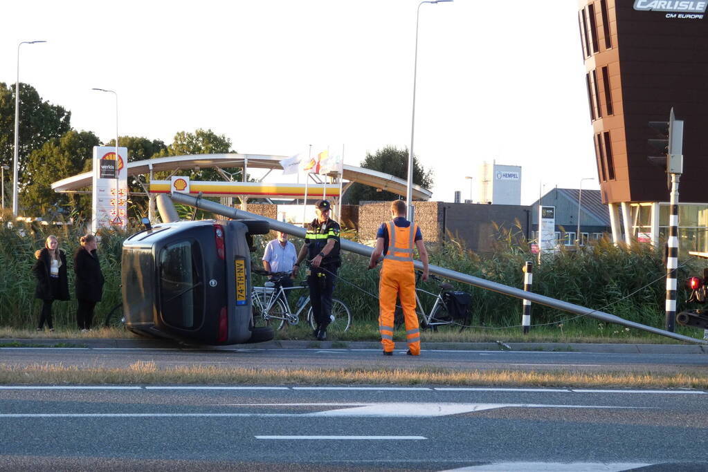 Auto op zijn kant na ongeval