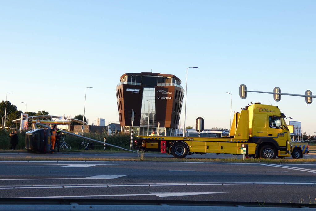 Auto op zijn kant na ongeval