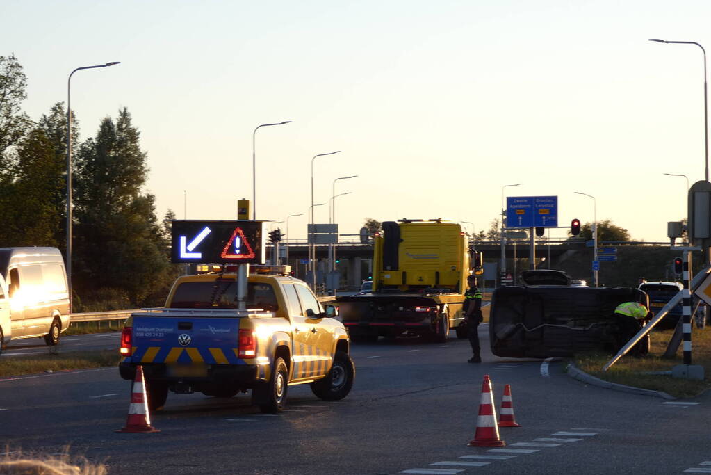 Auto op zijn kant na ongeval