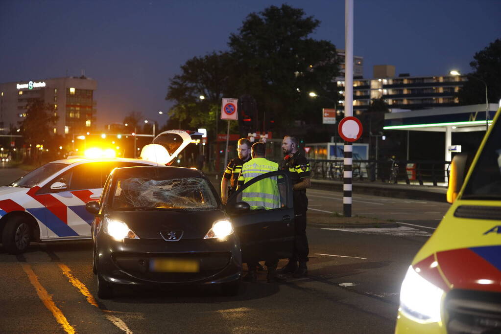 Wielrenner belandt op voorruit auto bij aanrijding