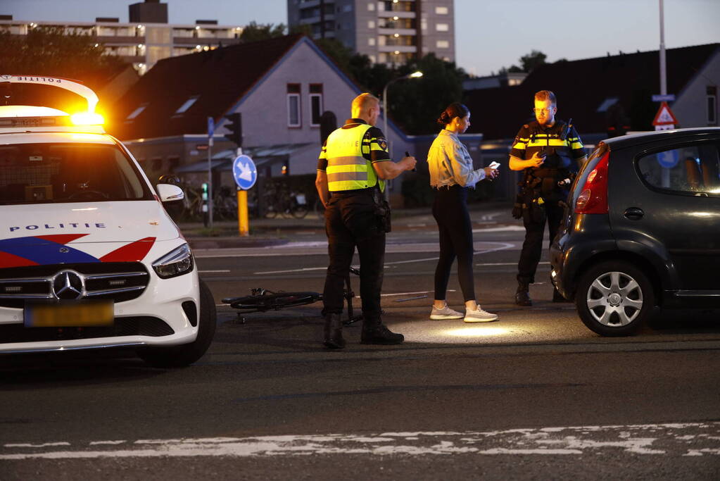 Wielrenner belandt op voorruit auto bij aanrijding
