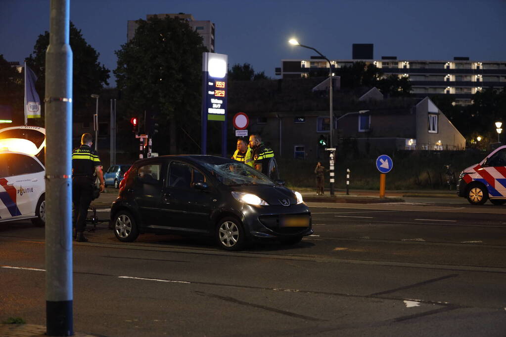 Wielrenner belandt op voorruit auto bij aanrijding