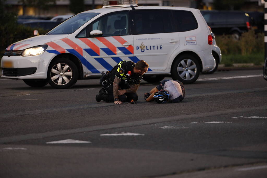 Wielrenner belandt op voorruit auto bij aanrijding