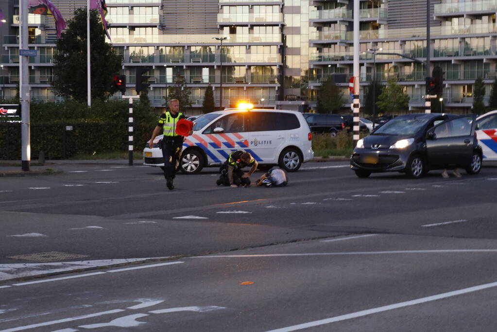 Wielrenner belandt op voorruit auto bij aanrijding