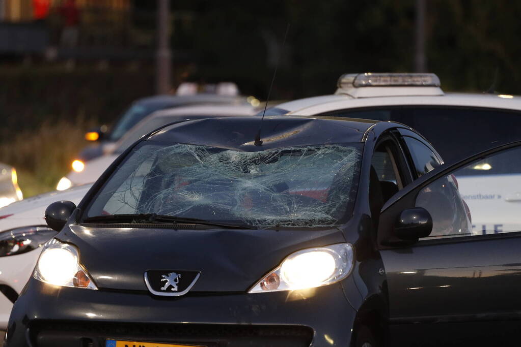 Wielrenner belandt op voorruit auto bij aanrijding