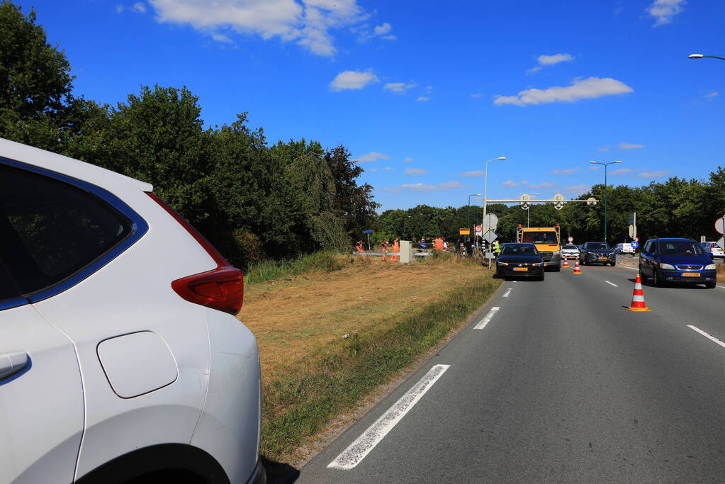 Overstekende fietsster botst op auto