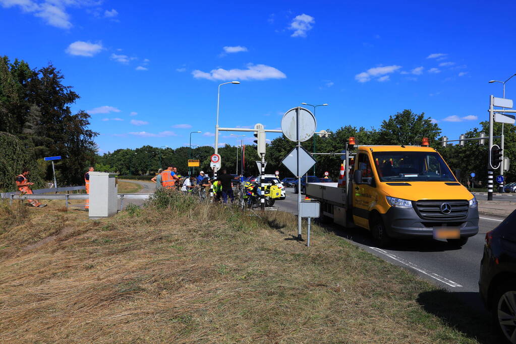 Overstekende fietsster botst op auto