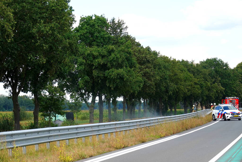 Brandweer blust bermbrand langs provincialeweg