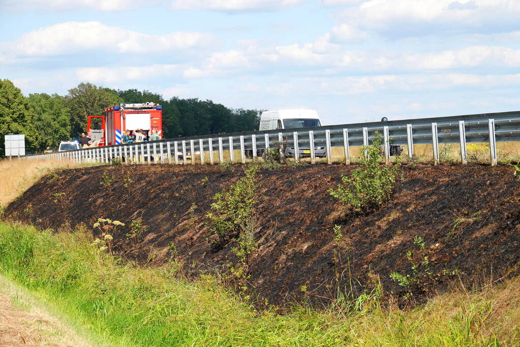 Brandweer blust bermbrand langs provincialeweg