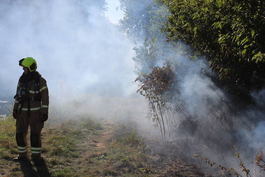 Brandweer blust hevige bermbrand