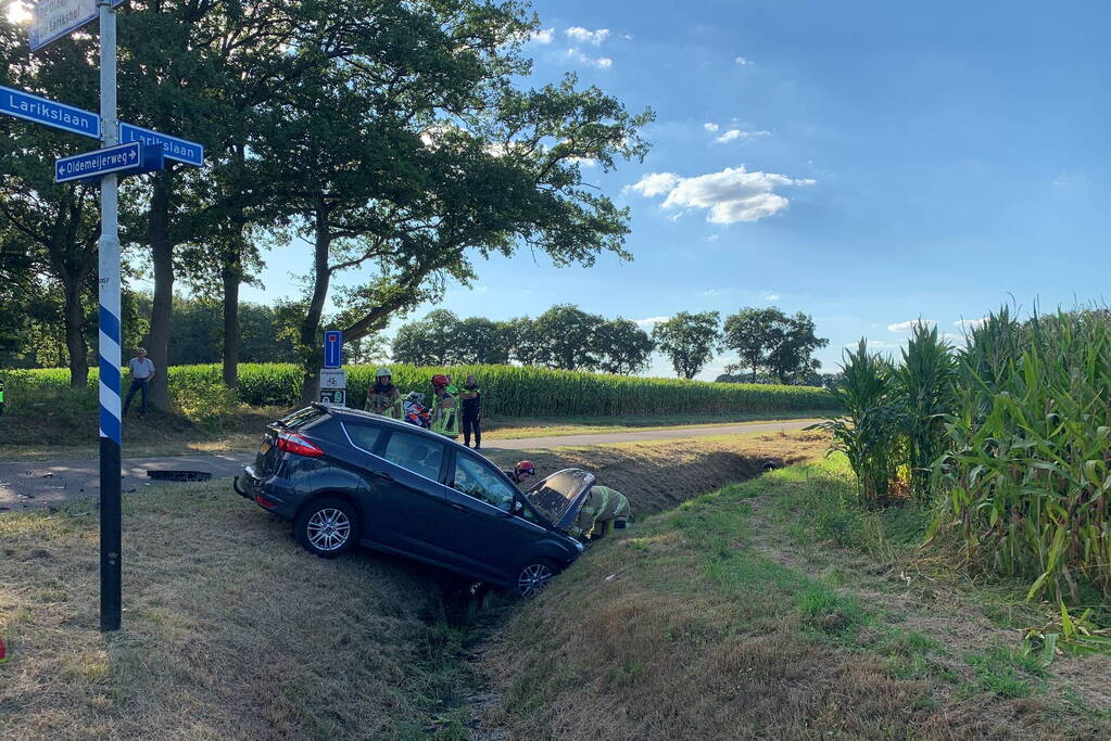 Auto in greppel na ongeval
