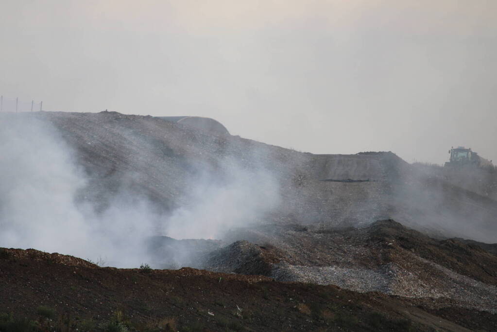 Grote rookontwikkeling bij hevige brand op stortplaats
