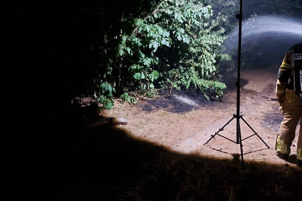 Brandweer blust kleine brand in bos