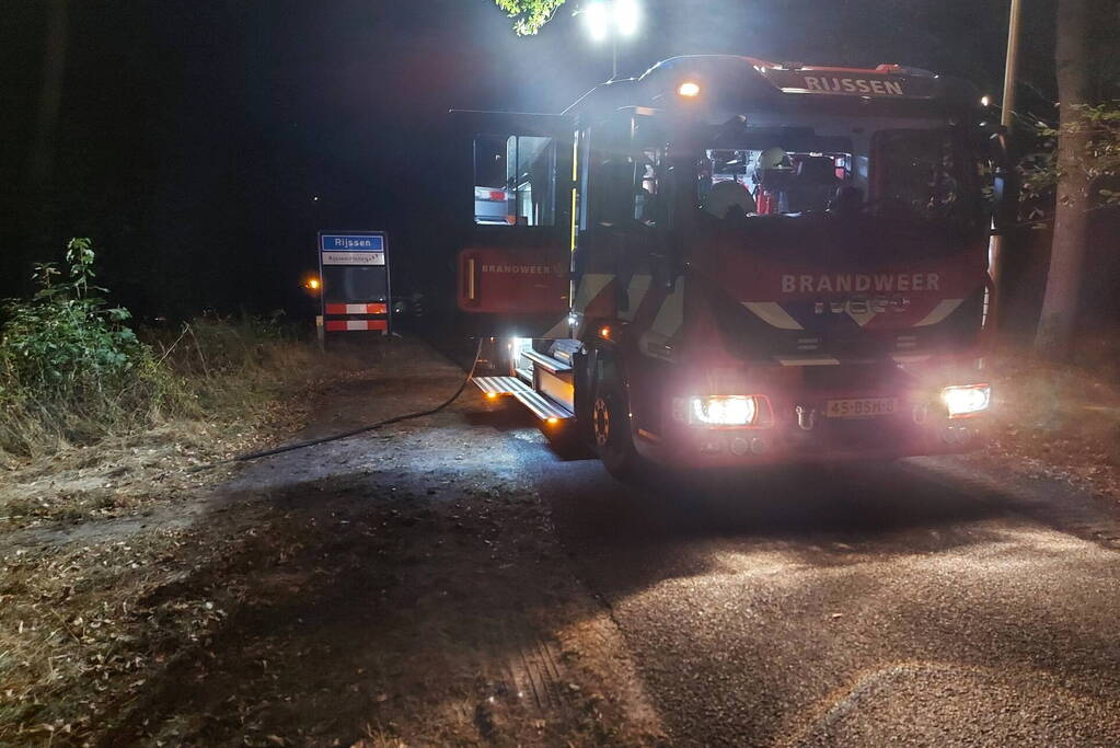 Brandweer blust kleine brand in bos