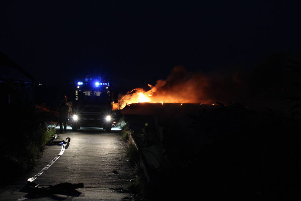 Groot stuk dijk in brand