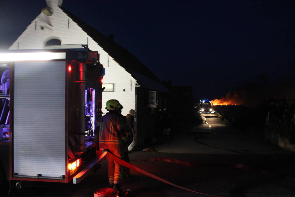 Groot stuk dijk in brand