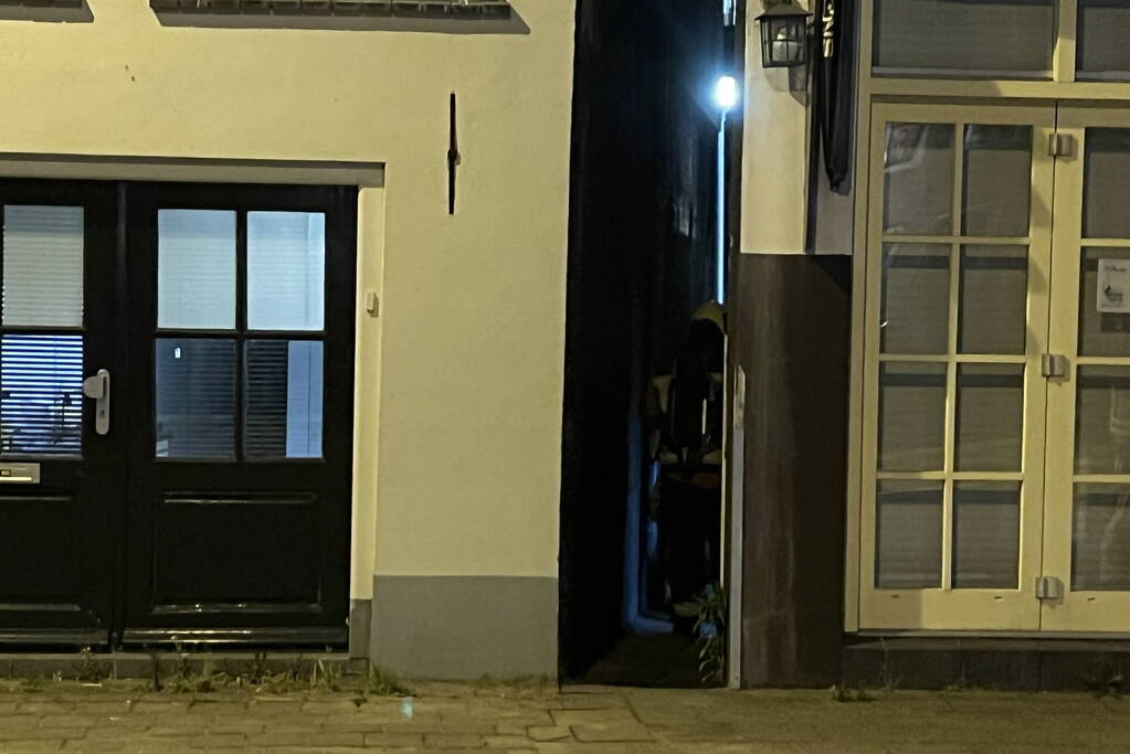 Gaslekkage in steegje bij cafetaria