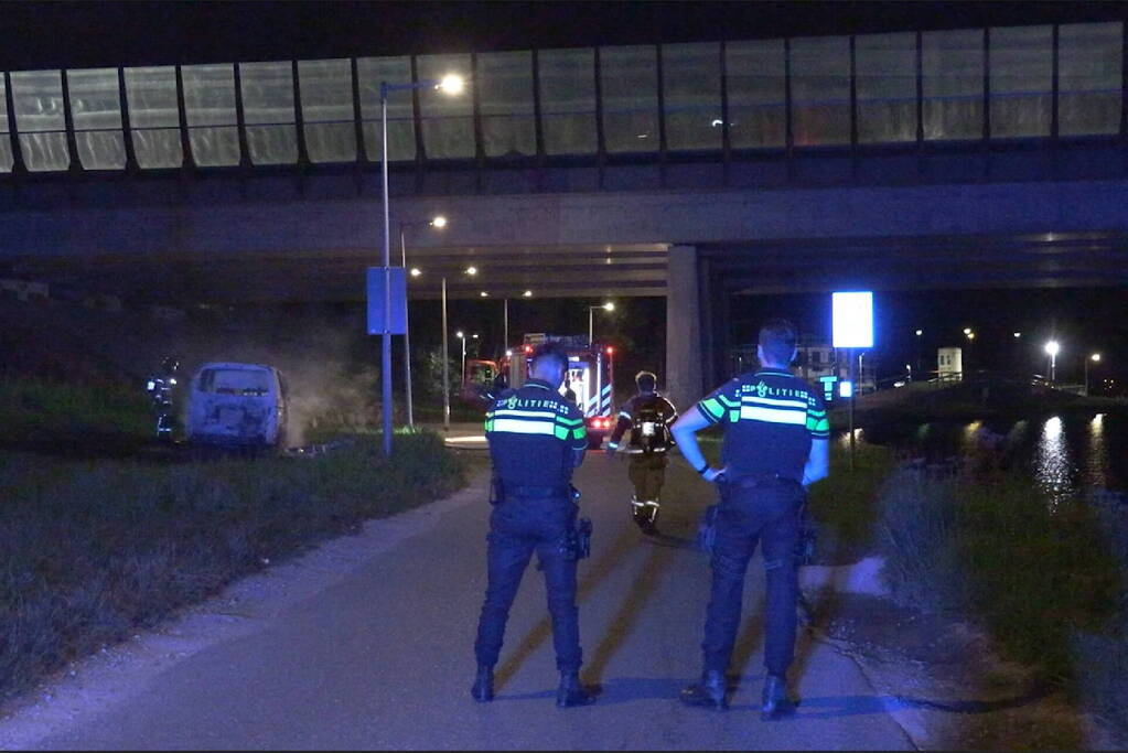 Geparkeerde bestelbus gaat in vlammen op