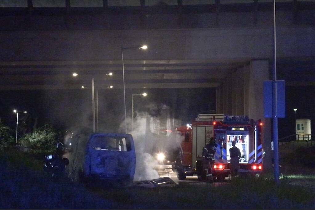 Geparkeerde bestelbus gaat in vlammen op