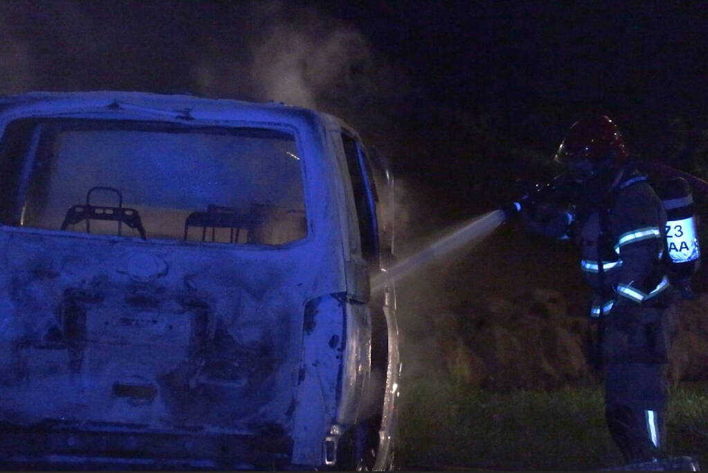 Geparkeerde bestelbus gaat in vlammen op