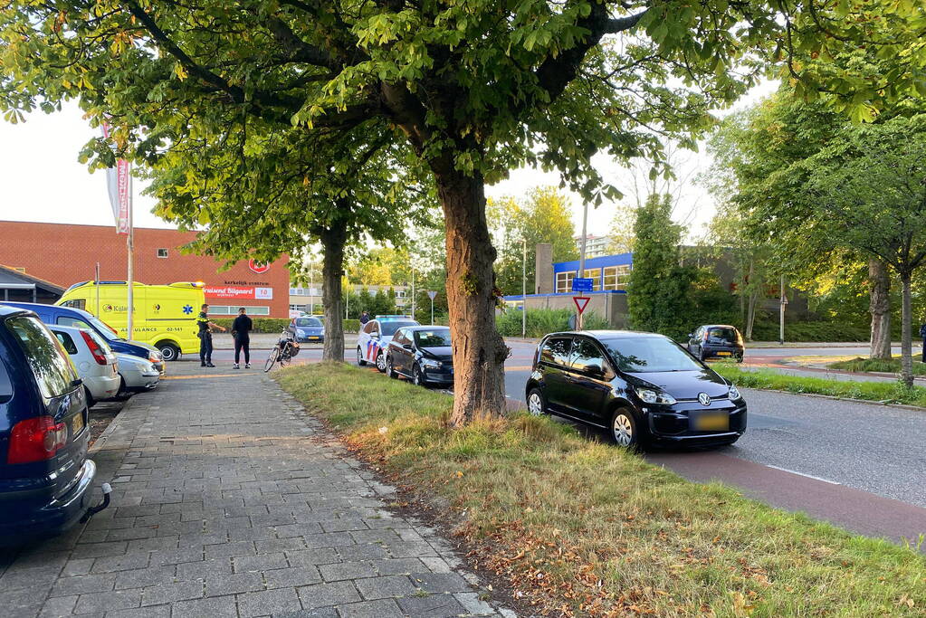 Afslaande automobilist ziet fietsster over het hoofd