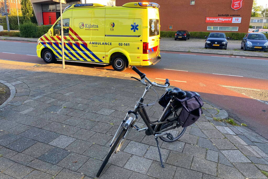 Afslaande automobilist ziet fietsster over het hoofd