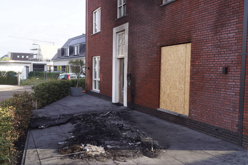 Woning flink beschadigd door autobrand