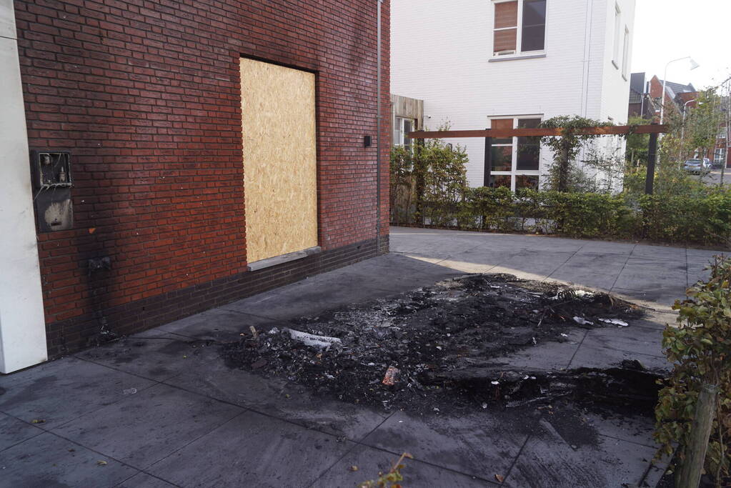 Woning flink beschadigd door autobrand