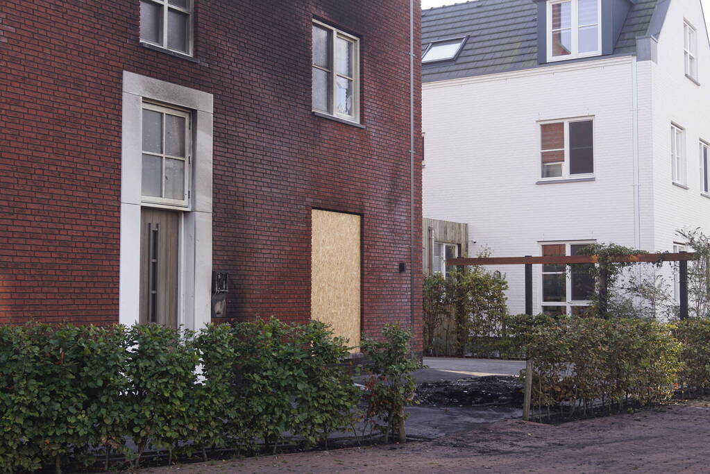Woning flink beschadigd door autobrand