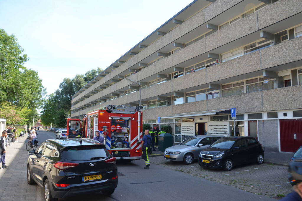 Brandende plantenbak snel geblust door brandweer