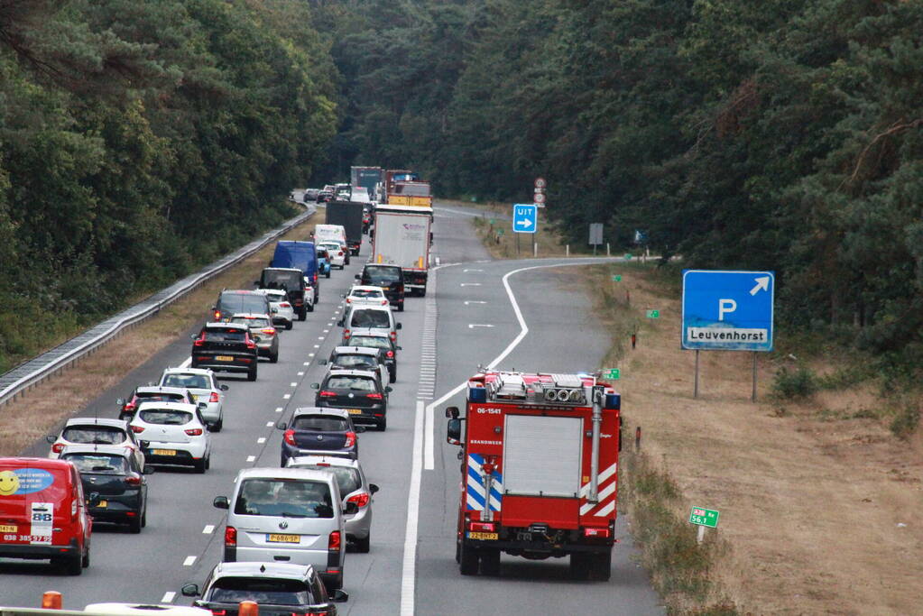 Enorme file door bermbrand langs snelweg