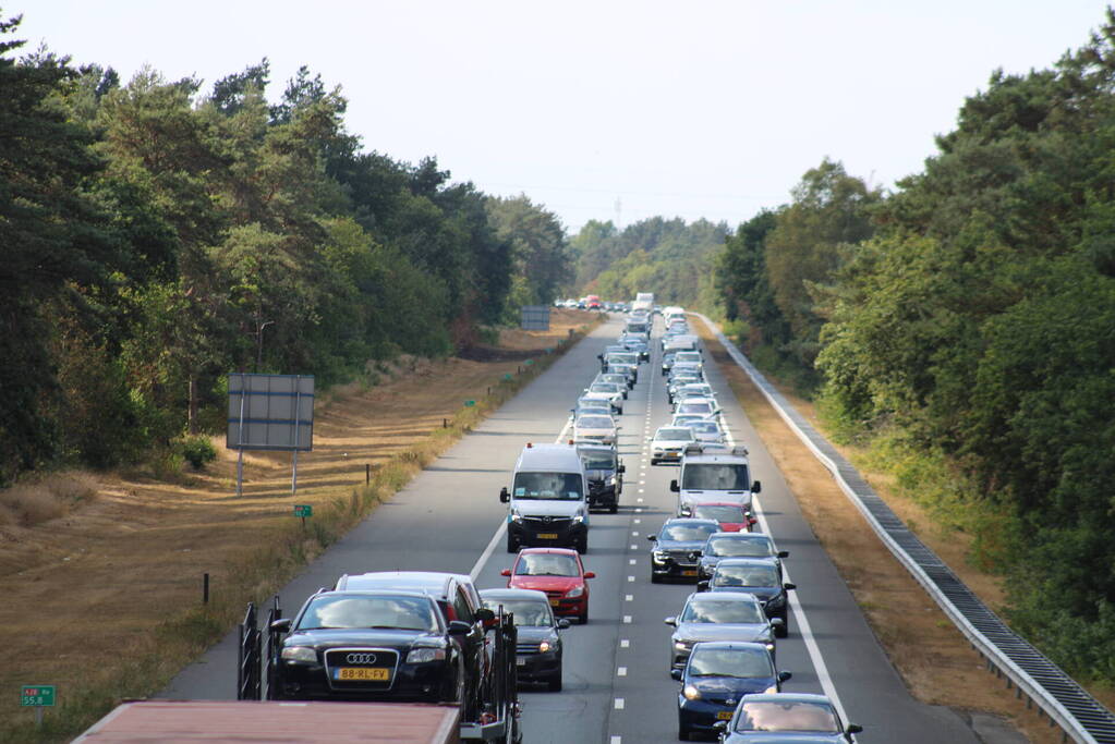 Enorme file door bermbrand langs snelweg