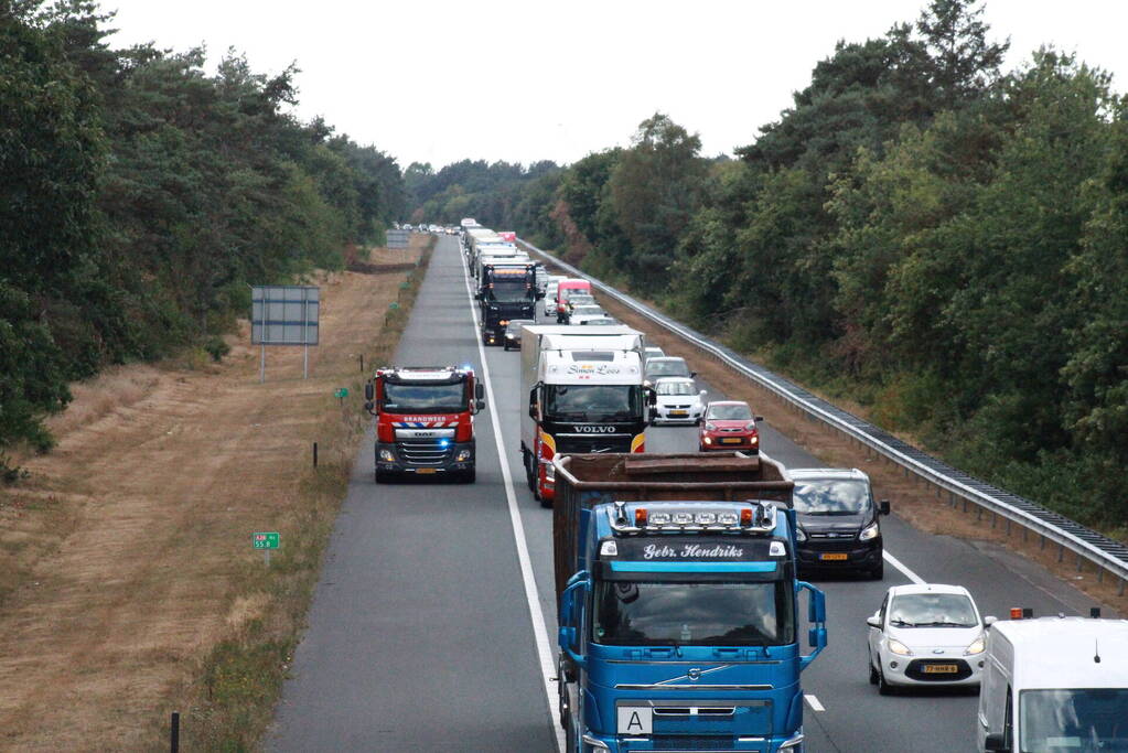Enorme file door bermbrand langs snelweg