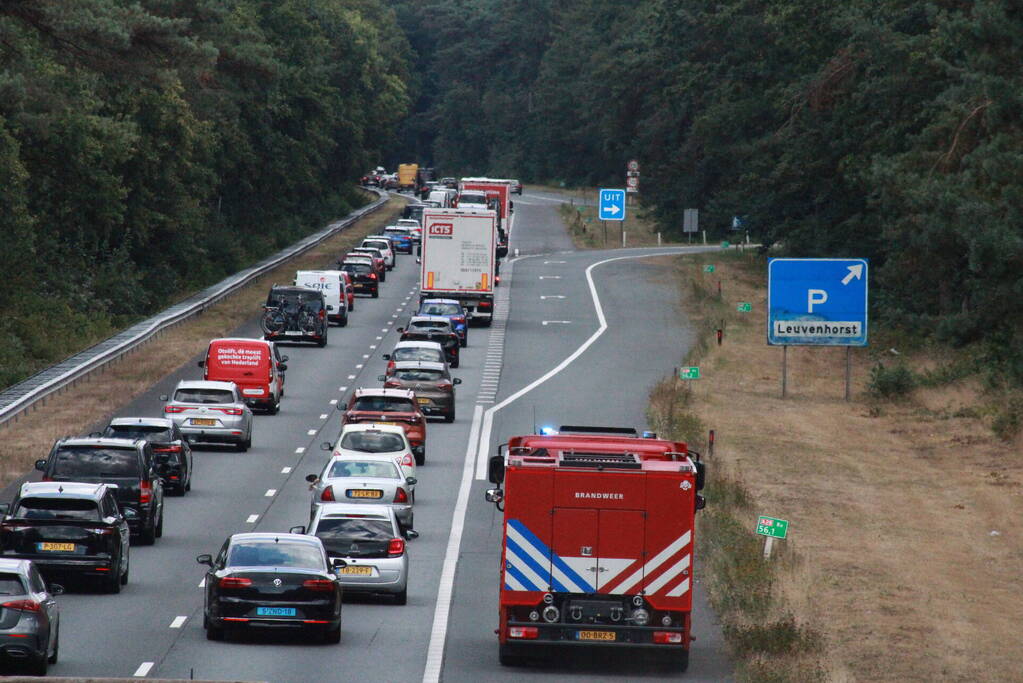 Enorme file door bermbrand langs snelweg