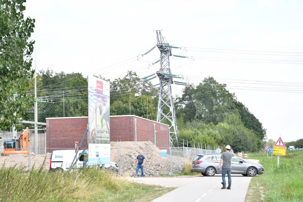 Politie houdt mensen tegen vanwege gevaar stroomkabels