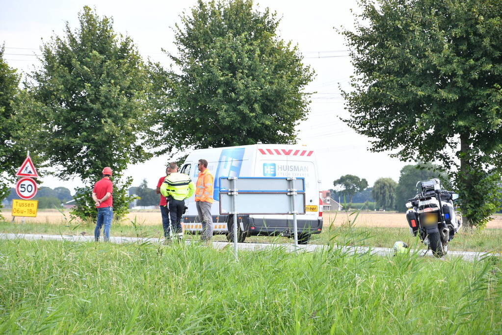 Politie houdt mensen tegen vanwege gevaar stroomkabels