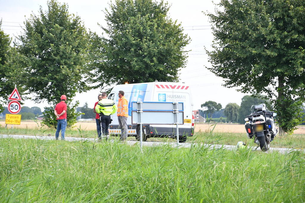 Politie houdt mensen tegen vanwege gevaar stroomkabels