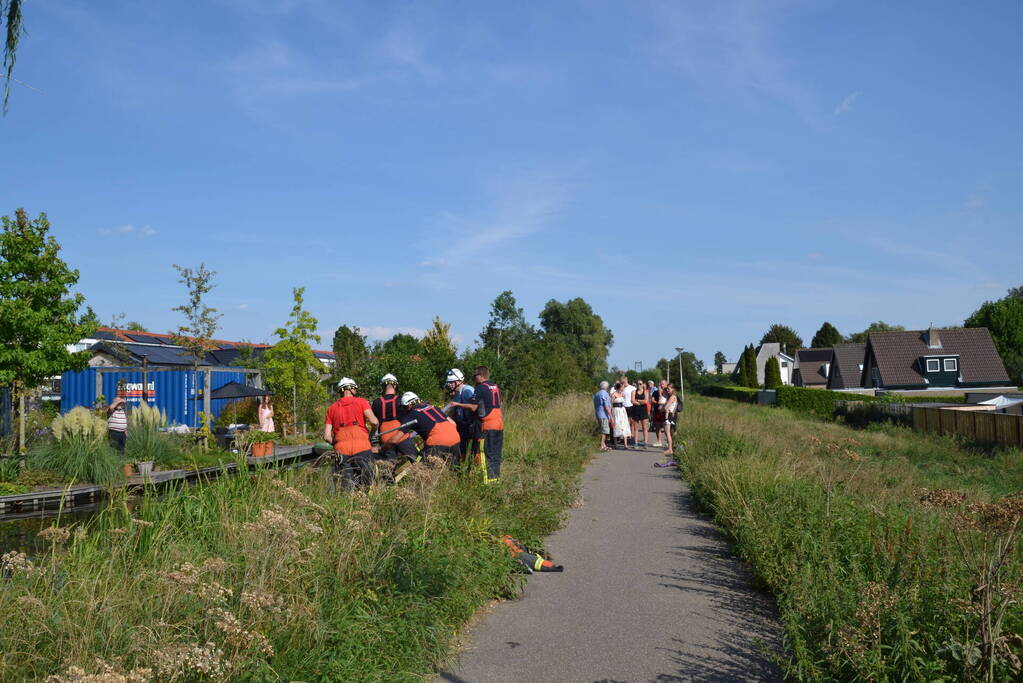 Brandweer redt paard uit water