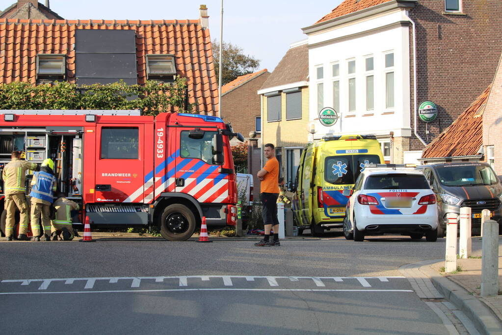 Persoon komt onder bestelbus terecht