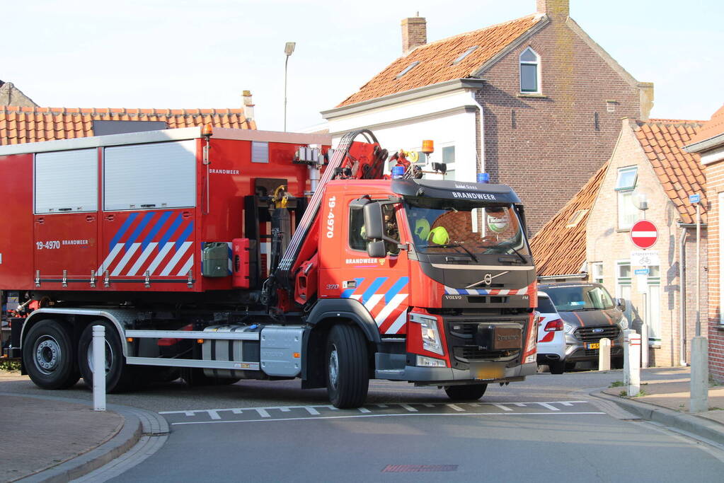 Persoon komt onder bestelbus terecht