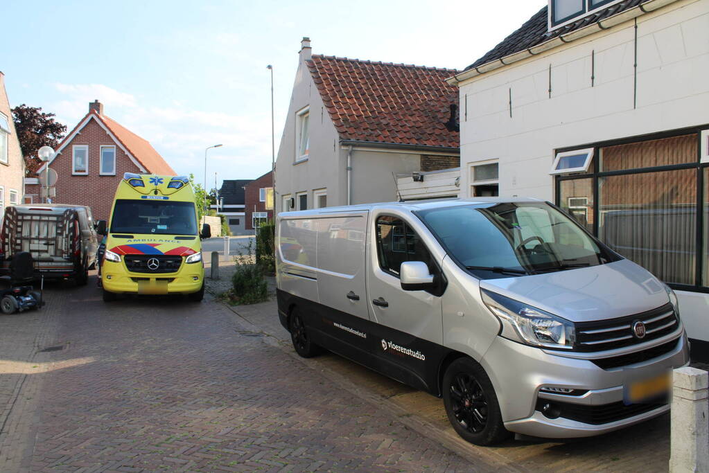 Persoon komt onder bestelbus terecht